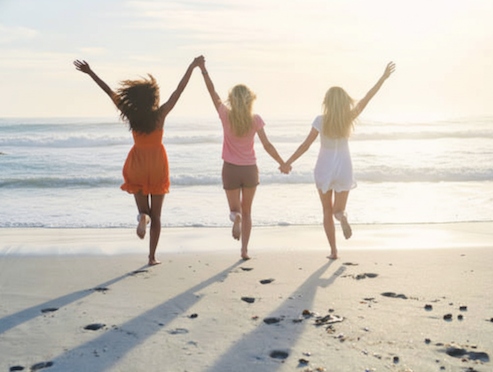 women travel together